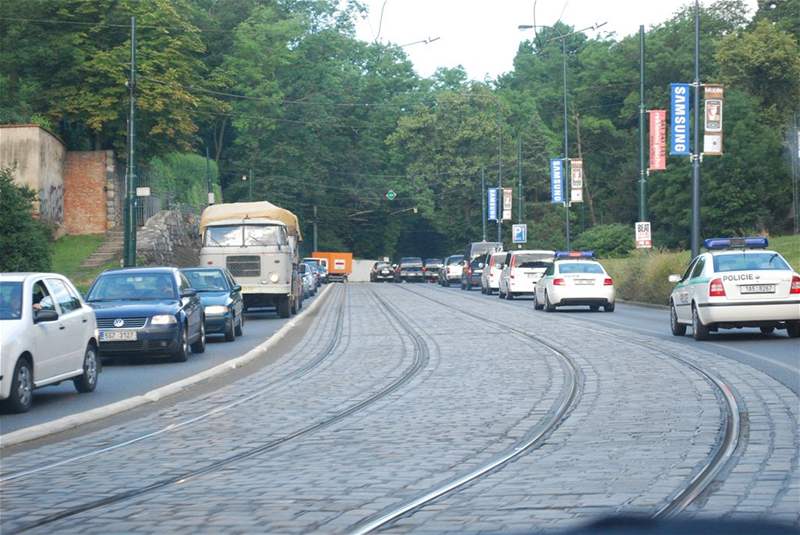 Policejní vozy doprovázejí Riceovou na letit (9. ervence 2008)