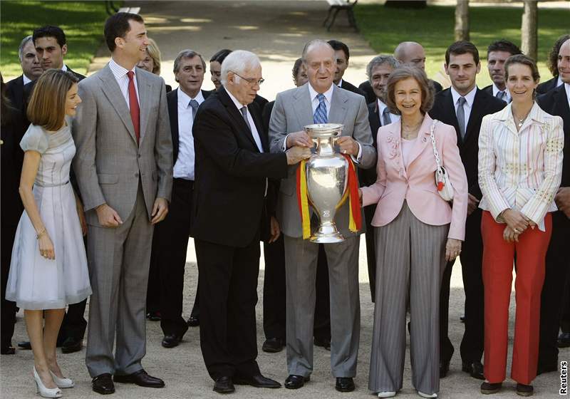 Juan Carlos (s pohárem) a Luis Aragones (po jeho pravé ruce)