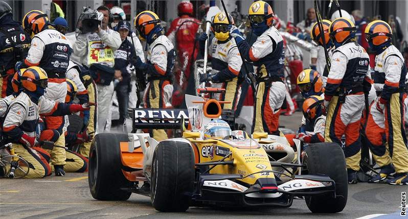 Fernando Alonso v prbhu GP Británie