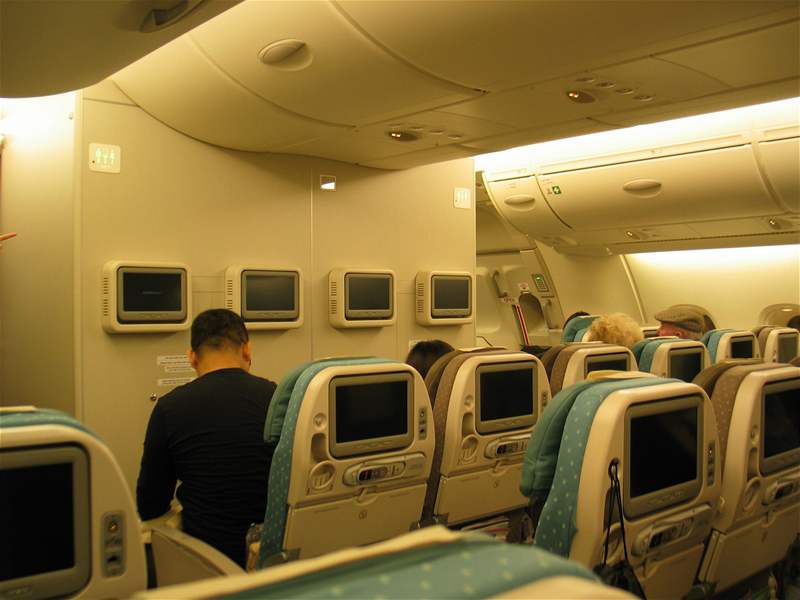 Interiér letadla A380 - sedadla v ekonomické tíd