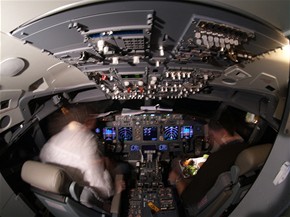 V kokpitu zbrusu novho Boeingu 737 - 700 spolenosti SkyEurope