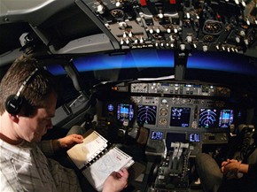V kokpitu zbrusu novho Boeingu 737 - 700 spolenosti SkyEurope