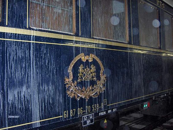 Podívejte se na myčku, která myje Orient Express