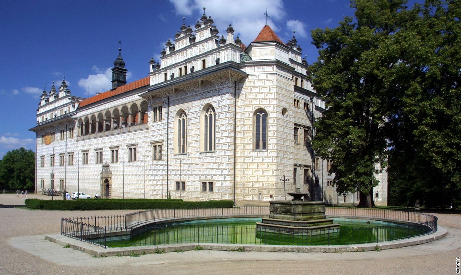 Zámek v Litomy�li je klenotem z doby renesance. Byl postaven ve druhé polovin� 16. století. V roce 1999 byl zapsán na Seznam sv�tového d�dictví UNESCO.   