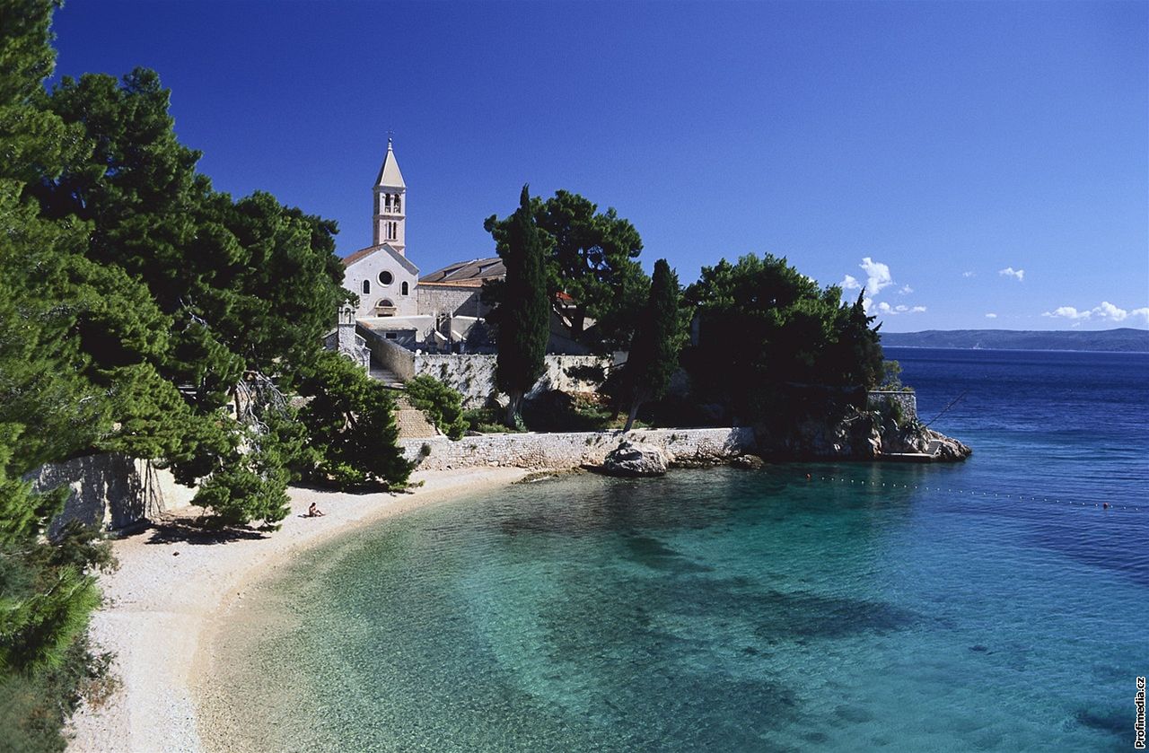 �eským turist�m mí�ícím na Jadran cestu letos komplikují nová pravidla i poplatky. Nov� se platí i za dálni�ní úsek v Ma�arsku.