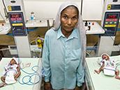 Sedmdesátiletá Indka se svými erstv narozenými dvojaty
