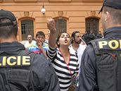 Policisté oddlila znesváené klany olaských Rom na nádvoí Krajského soudu v Brn