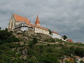 M�sto Znojmo - podhled od Dyje a na kostel sv. Mikul�e