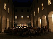 Folkový festival Zahrada zaal zahívacím koncertem na ternberském nádvoí klátera