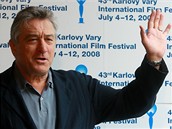 43. MFFKV - Robert De Niro pózuje p�ed tiskovou konferencí