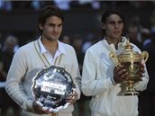 Wimbledon, finále: Roger Federer (vlevo), Rafael Nadal