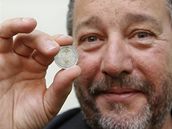 Pam�tní eurominci navrhl designér Philippe Starck.