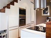 Architektky zaslepily prostor pod schodi�t�m sádrokartonovou st�nou.