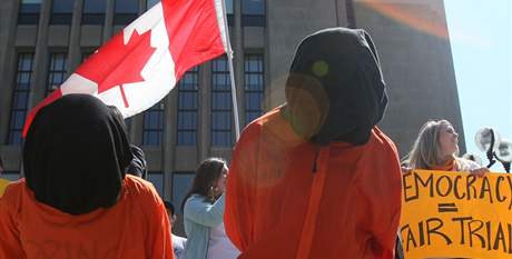 Kanaané pípad Omara Khadra bedliv sledují. V ervnu proti jeho zadrování na Guantánamu protestovali toronttí studenti.