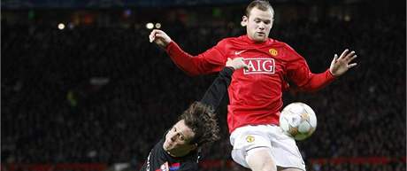 Manchester - Lyon:  Wayne Rooney (vpravo) - Sebastien Squillaci 