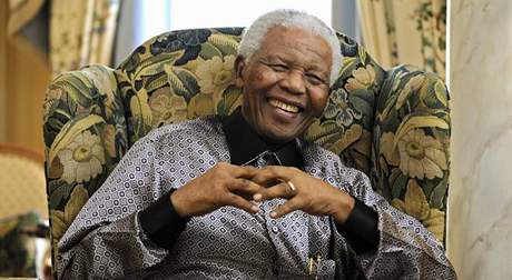 Fotografie z 90. narozenin bývalého jihoafrického prezidenta Nelsona Mandely (erven 2008).