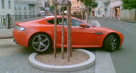 Snímek uivatele internetu, který na základ zábru kamerového systému vyrazil do ulic vyfotit patn zaparkované luxusní auto.