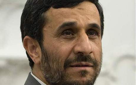 Íránský prezident Ahmadíneád trvá na tom, e zem chce jádernou energii vyuít mírov.