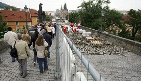 Turisté na Karlov most, kde práv probíhá generální rekonstrukce