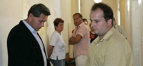 Zatímco Zdenk Pihýr odeel opt osvobozen, Jaroslava Krafta (vpravo) poslal soud na ti roky do vzení.