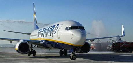 Ryanair se nechal inspirovat ínskou spoleností Spring Airlines, která u ádá úady o povolení let s cestujícími ve stoje.