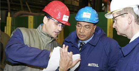Majitel spolenosti Lakmí Mittal (uprosted).