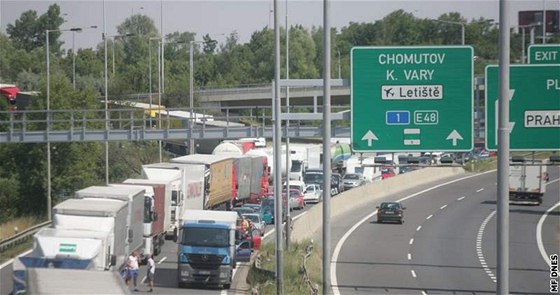 Kolony kamion a aut se táhnou od Lochkovského tunelu a k dálnici D5. Ilustraní foto