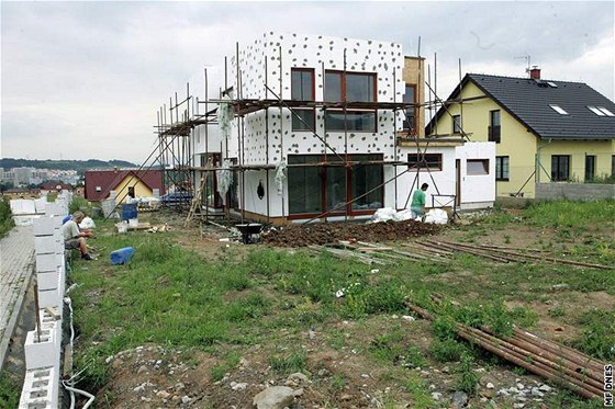 Rozestavěný dům ministra Gandaloviče v Nových Skoroticích. Snímek z července 2008.