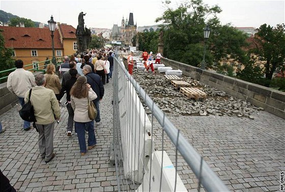 Turisté na Karlov most, kde práv probíhá generální rekonstrukce