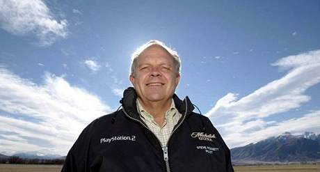 Steve Fossett se ztratil v nevadské pouti. Od zaátku záí je poheován