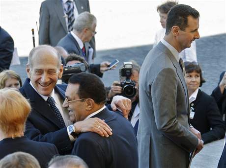Izraelský premiér Olmert se zdraví s egyptským prezidentem Mubarakem. Vpravo syrský prezident Asad. (14. ervence 2008)