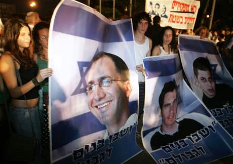 Puste je. Izraelci drí plakáty s podobiznami voják, kteí skonili v zajetí islámských ozbrojenc