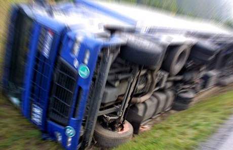 Na dálnici se srazil kamion s dodávkou a osobním autem. Ilustraní foto