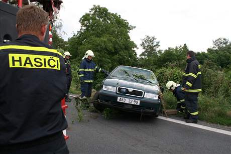 Nehoda policejního vozu s radarem u Byice na Mlnicku (16.7.2008)