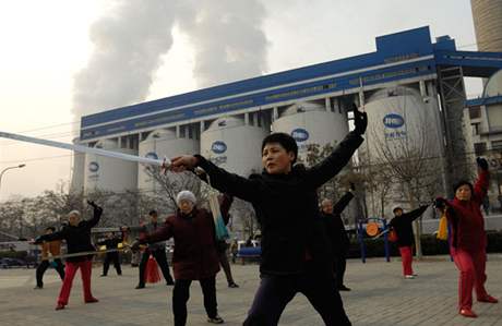 Prolnn starho a novho v Pekingu: cvien kung fu ped oudc tovrnou