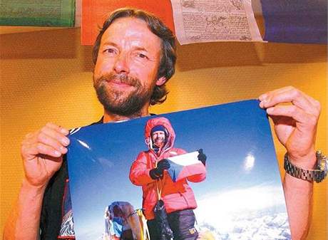 Pavel Bém má profil na Wikipedii istý jako lilie. Podstatná ást hesla je vnována jeho výstupu na Mount Everest.