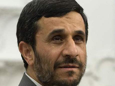 Íránský prezident Ahmadíneád trvá na tom, e zem chce jádernou energii vyuít mírov.