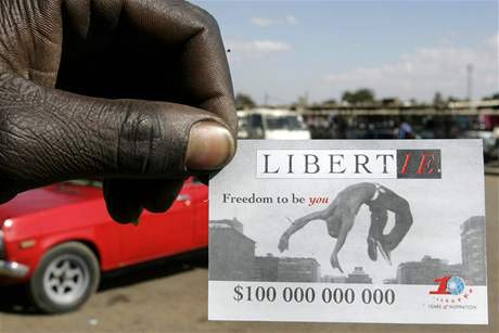 Tato telefonní karta stojí sto miliard zimbabwských dolar. Takovou hodnotu bude mít i nová bankovka.