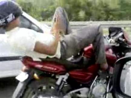Indický motorká píe SMS za jízdy.