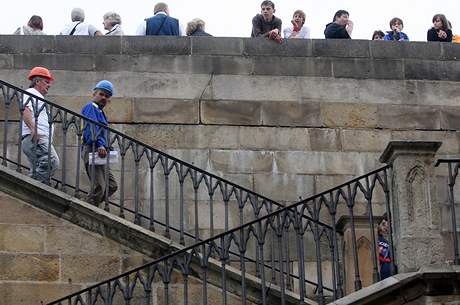 Turist a dlnci na Karlov most, kde prv probh generln rekonstrukce