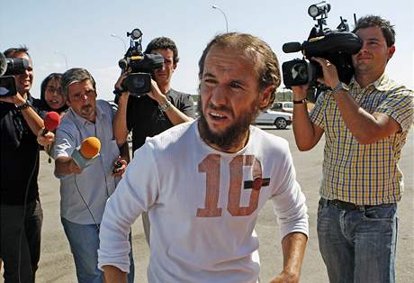 Jeden z propuštěných atentátníků, Abdal Alíl al-Fadual al-Akil, obklopený novináři (17. července 2008)