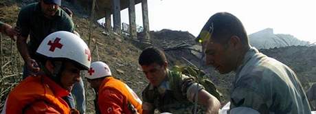 Záchranái odváejí zranné Libanonce