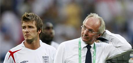 Trenér Eriksson (vpravo) trénoval v anglické reprezentaci i Davida Beckhama.