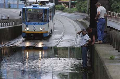 Zatopené koleje pod mostem v Sokolské ulici v Ostrav. (13.7.2008)