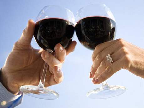 Obliba tuzemských znaek vín klesá. Shodují se na tom moravtí i sloventí vinai. ei vak vína vypijí víc.