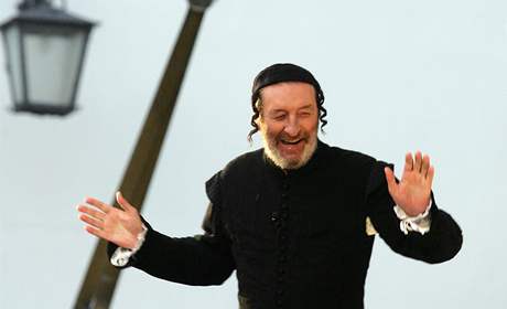 Bolek Polívka v roli židovského kupce Shylocka