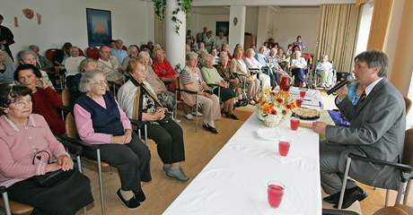 Primátor Onderka na své tour po domovech důchodců