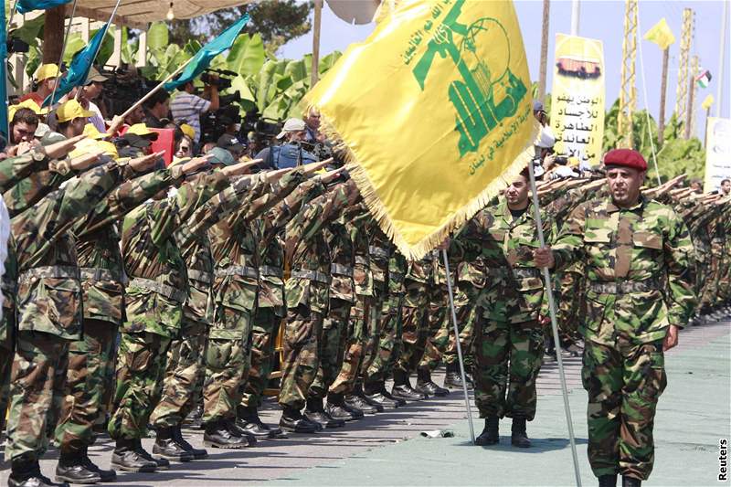 Vojenská pehlídka Hizballáhu bhem výmny vz a ostatk s Izraelem (16. ervence 2008)