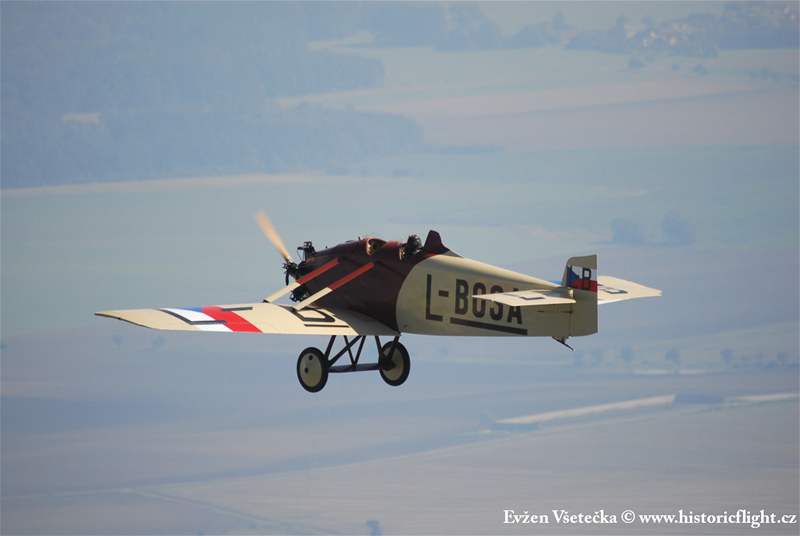 eskoslovenské letectví slaví letos 90 let od svého vzniku, v ervenci pak oslaví 85 let od prvního velkého úspchu, kdy eskoslovenský pilot vyhrál závod Praha - Brusel.