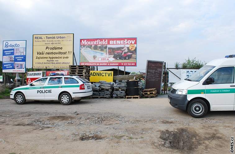 Beneovské zahradnictví dnes pepadli dva mui. Na snímku je napadená prodavaka.